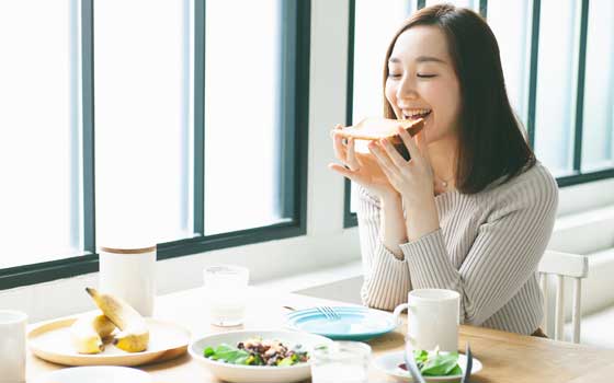 食事する女性