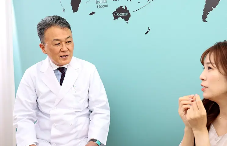 患者を治療している金田理事長